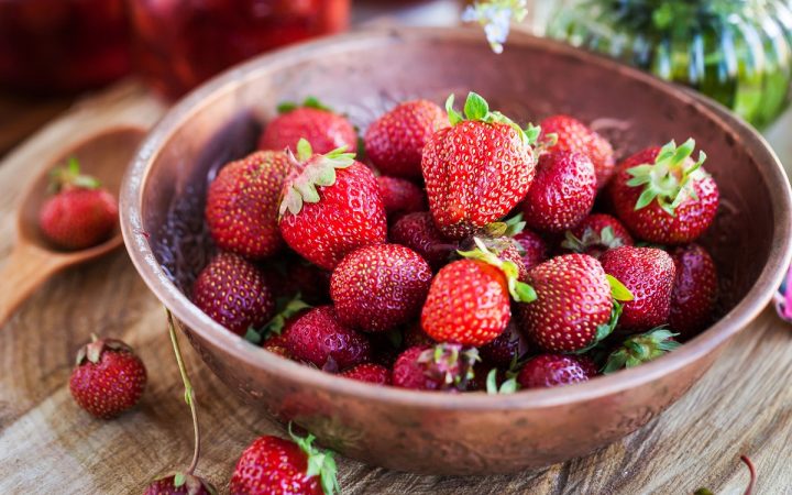 fresh-ripe-strawberries-5YEYM9V