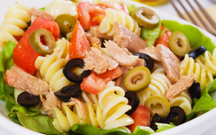 receita-de-salada-de-macarrao-colorido